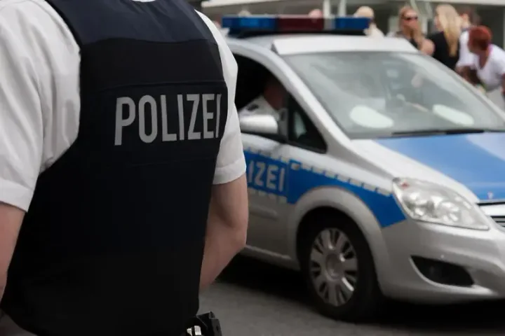 Polițiști și vehicule de poliție în acțiune pe stradă.
