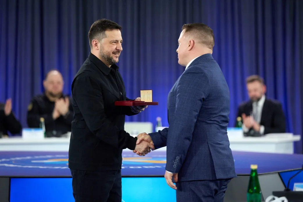 Zelenski și un reprezentant al minorității maghiare din Transcarpatia la o întâlnire importantă.