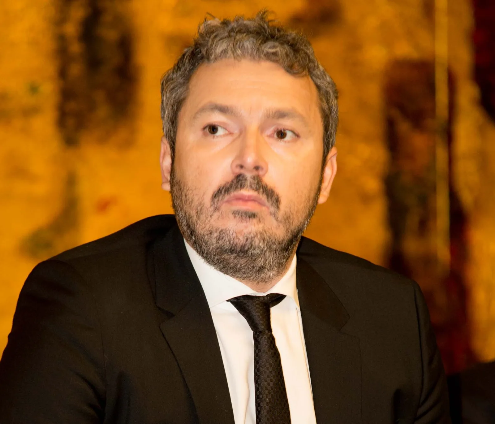 Răzvan Nicolescu discută despre impactul taxelor asupra prețului carburanților.