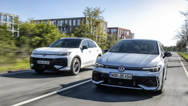 Modele Volkswagen Golf și T-Roc hibride pe un drum urban.