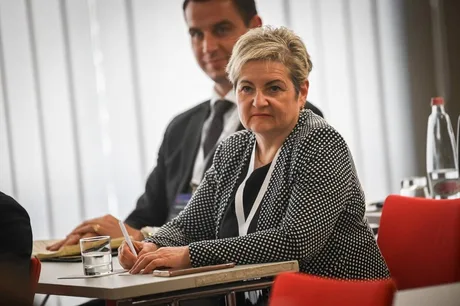 Gurzó Mária participând la o ședință în Parlamentul Ungariei.