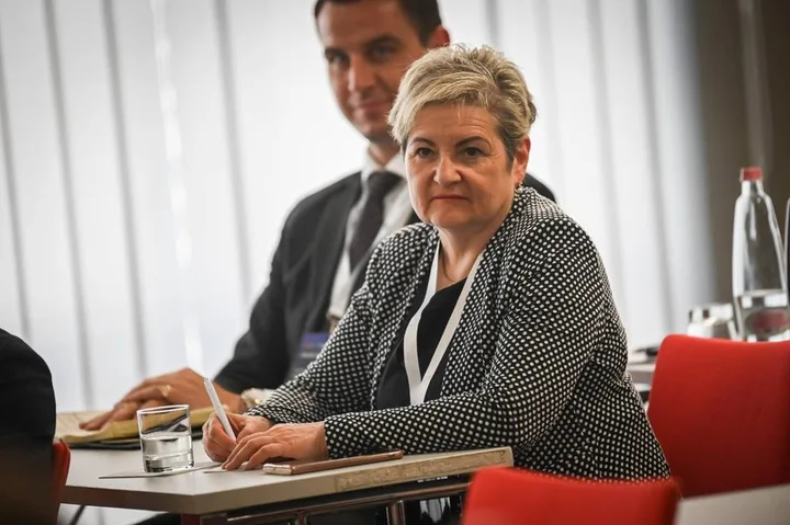 Gurzó Mária participând la o ședință în Parlamentul Ungariei.