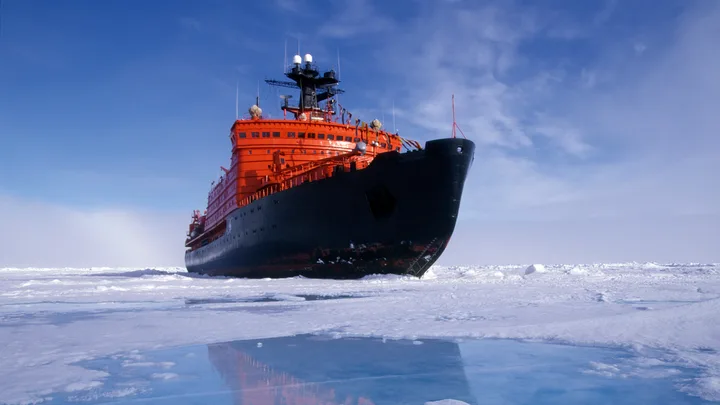 Nava de cercetare navigând prin apele înghețate ale Arcticii.