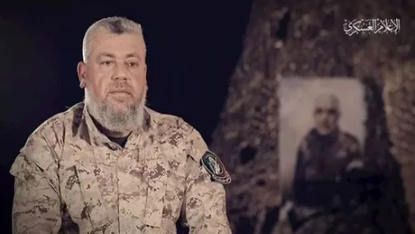 Izz al-Din al-Haddad, lider militar Hamas, în fața unui portret.