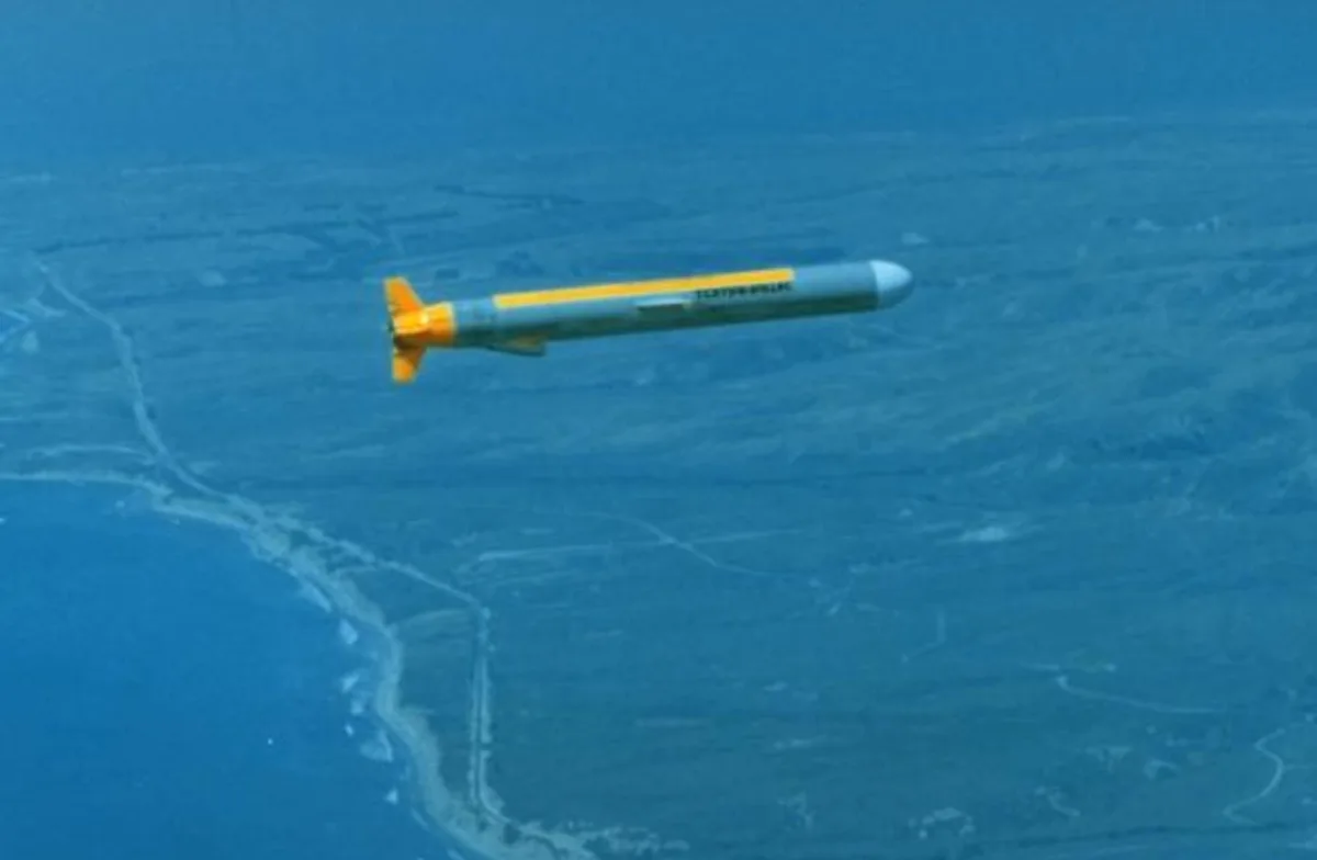 Rachetă Tomahawk în zbor, simbol al puterii militare americane.