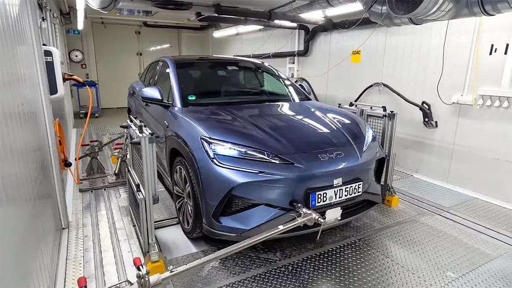 Model BYD Sealion 7 în timpul testului de autonomie.