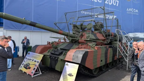 Tancul TR-85M1 modernizat expus la o expoziție militară.