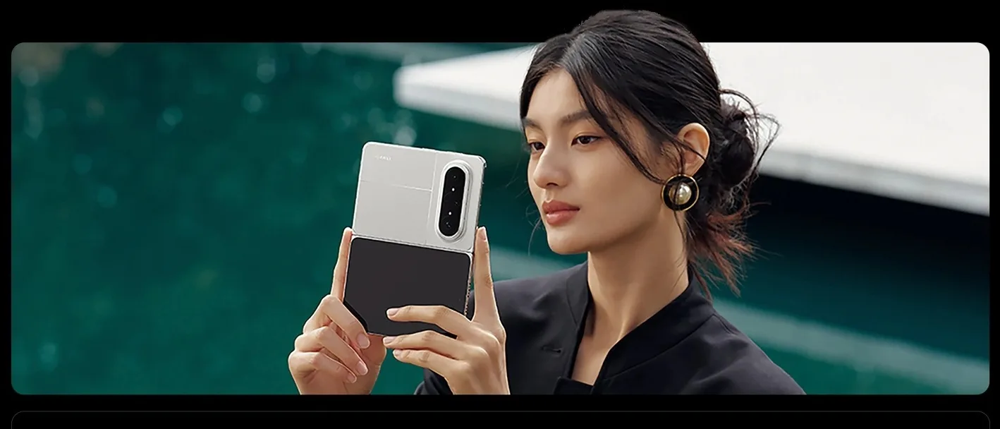 Un telefon pliabil elegant, cu un design modern și ecran lat.