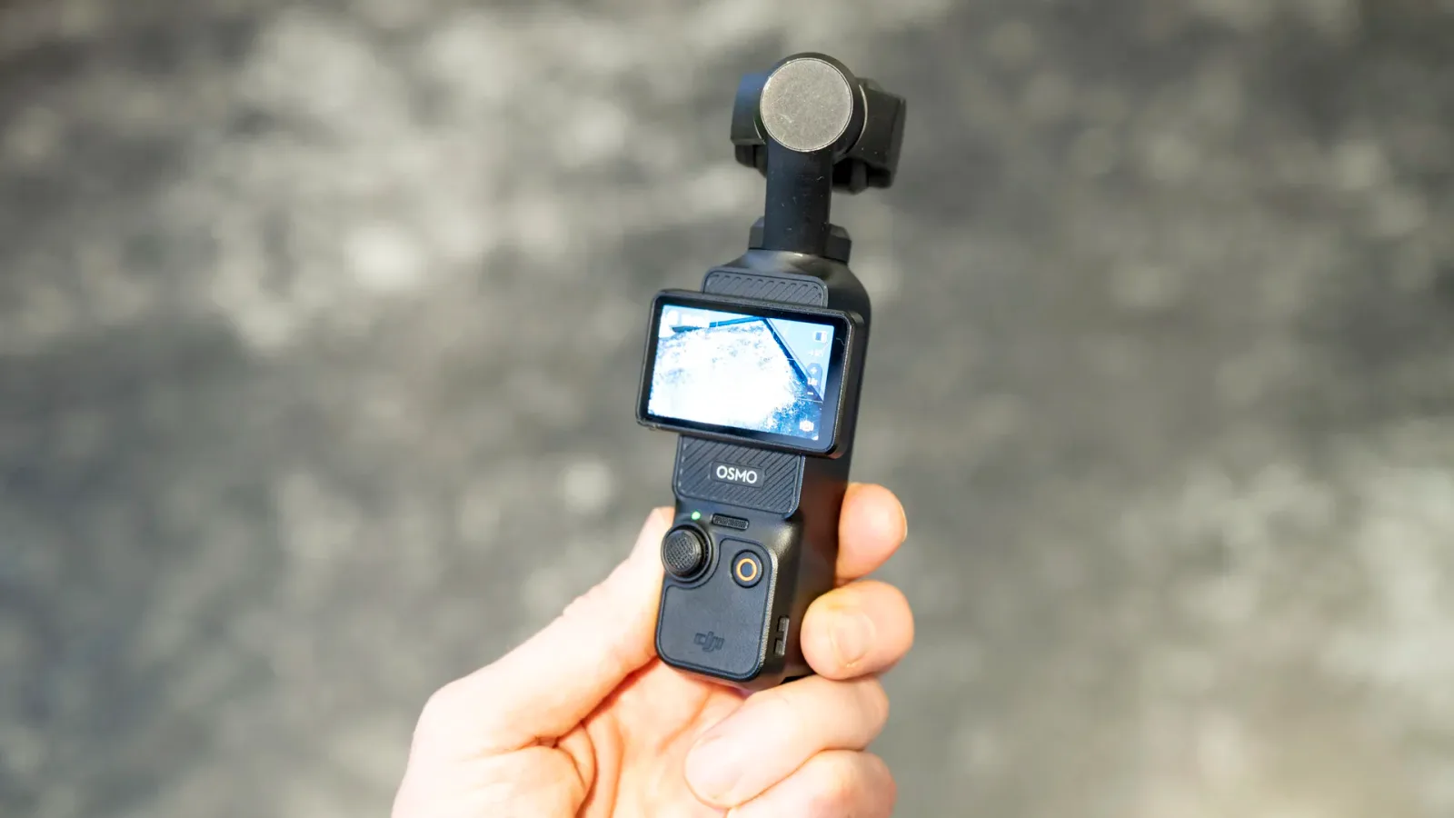 DJI Osmo Pocket 4, cameră compactă cu design modern și funcții avansate.