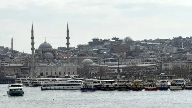 Vedere panoramică a portului din Antalya, cu bărci ancorate și clădiri istorice.