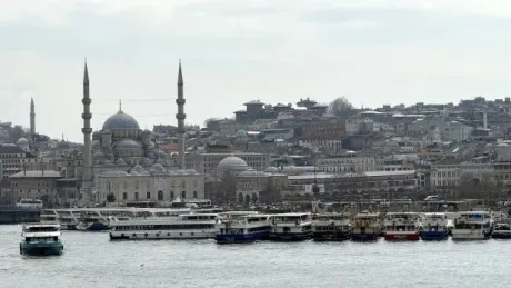 Vedere panoramică a portului din Antalya, cu bărci ancorate și clădiri istorice.