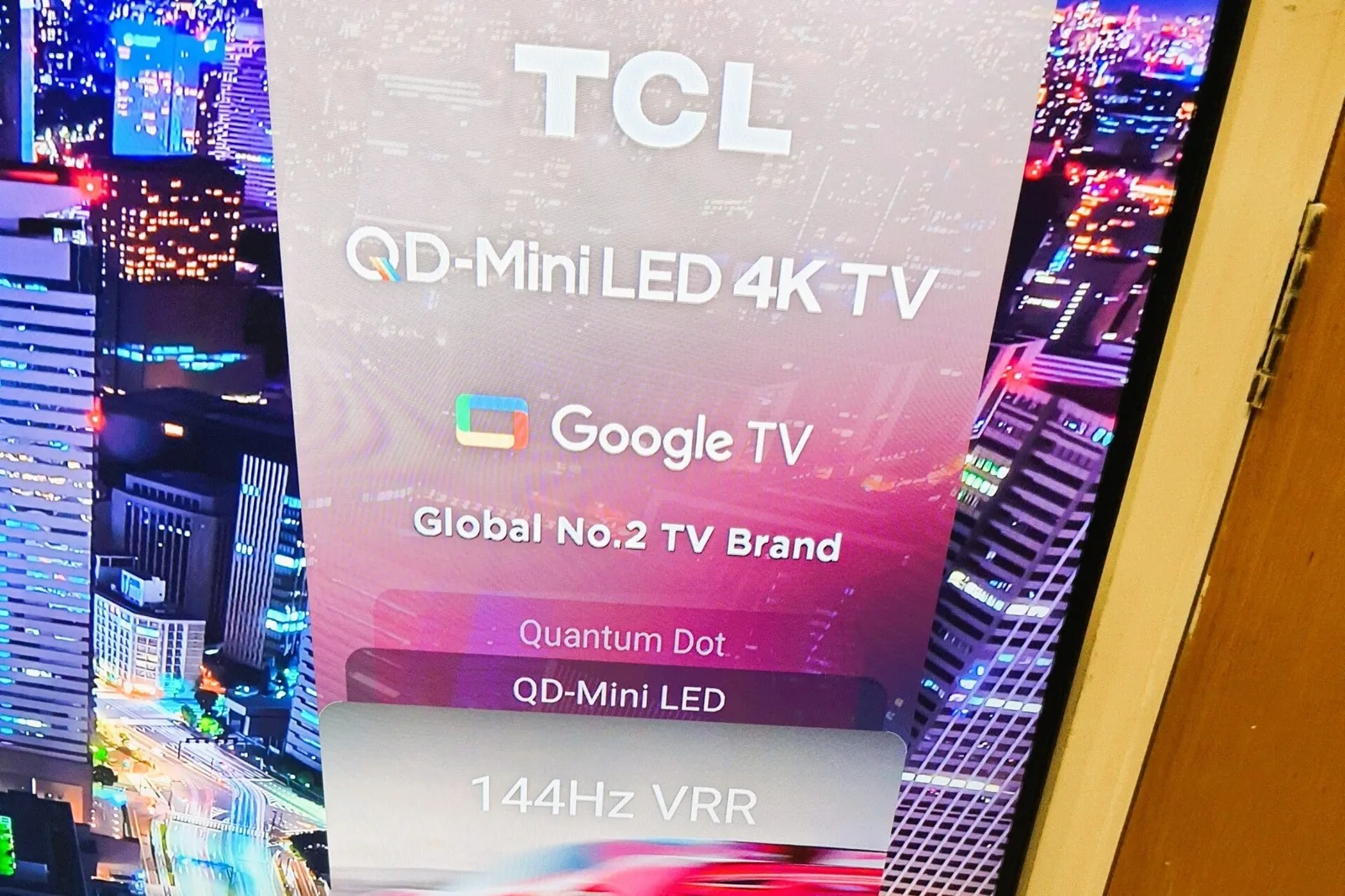Ecranul unui televizor TCL cu specificații tehnice și branding Google TV.