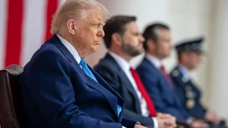 Donald Trump ascultând discuții despre atacurile asupra Iranului.