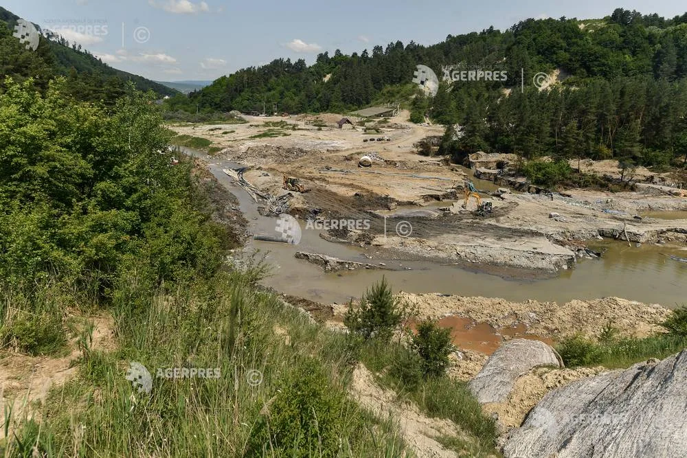 Zona afectată de inundații la Salina Praid, cu lucrări de siguranță în desfășurare.