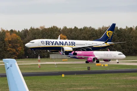 Avioane Ryanair și Wizz Air pe pista unui aeroport în România.