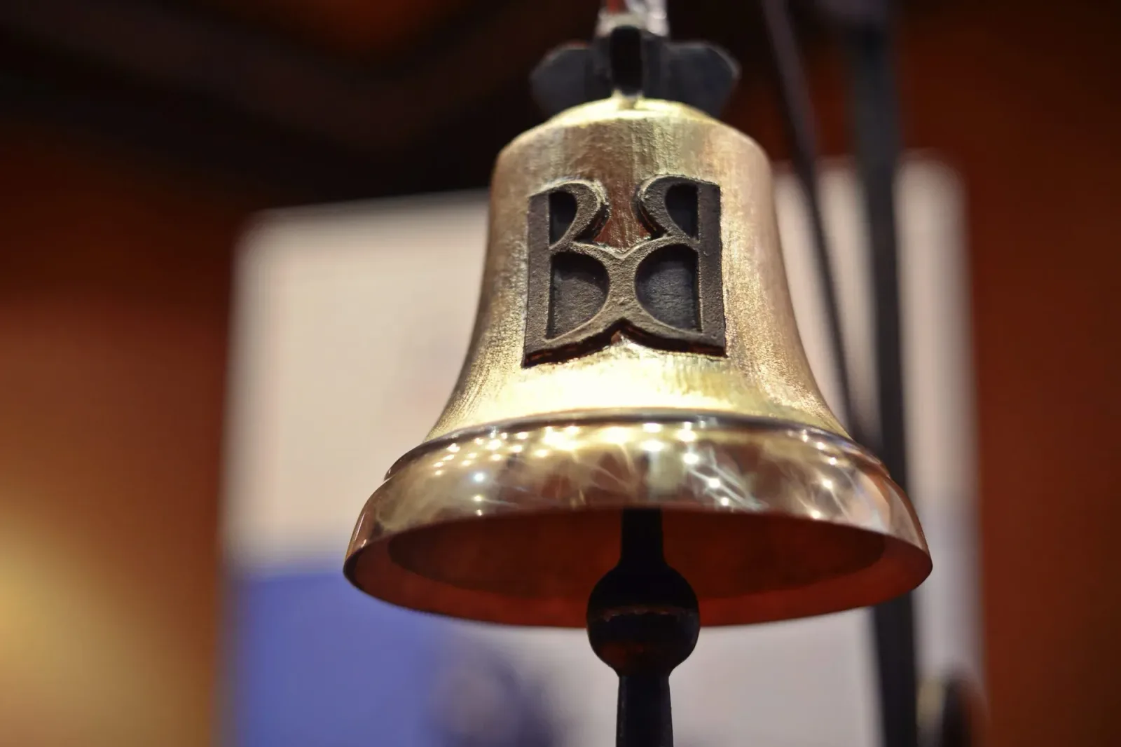 Clopotul Bursei de Valori București simbolizează începutul tranzacțiilor financiare.