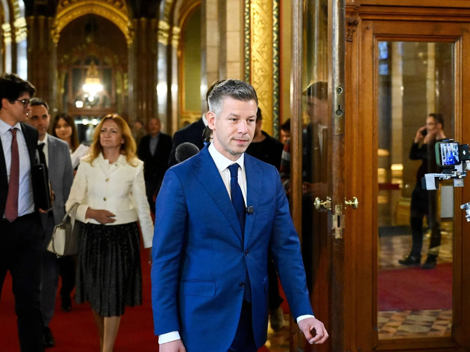 Peter Magyar intră în clădirea Comisiei Europene pentru discuții importante.