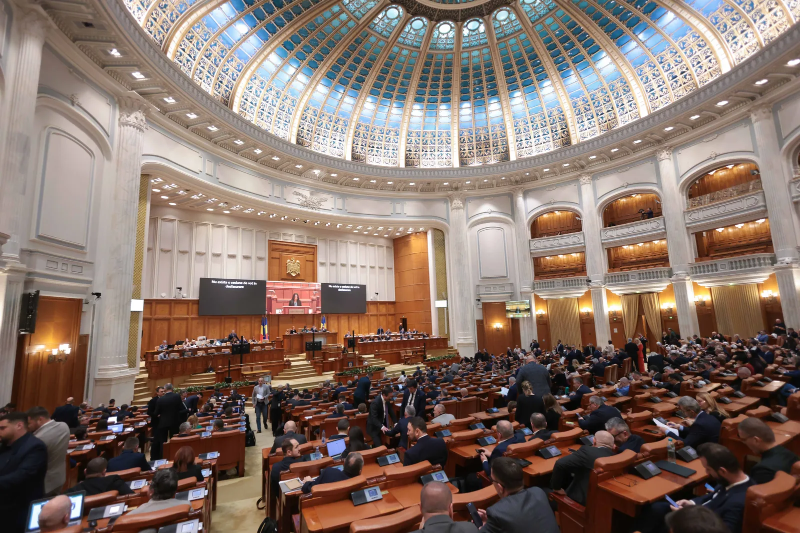 Parlamentul României în timpul dezbaterilor despre echipamentele militare americane.