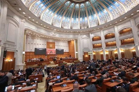Parlamentul României în timpul dezbaterilor despre echipamentele militare americane.