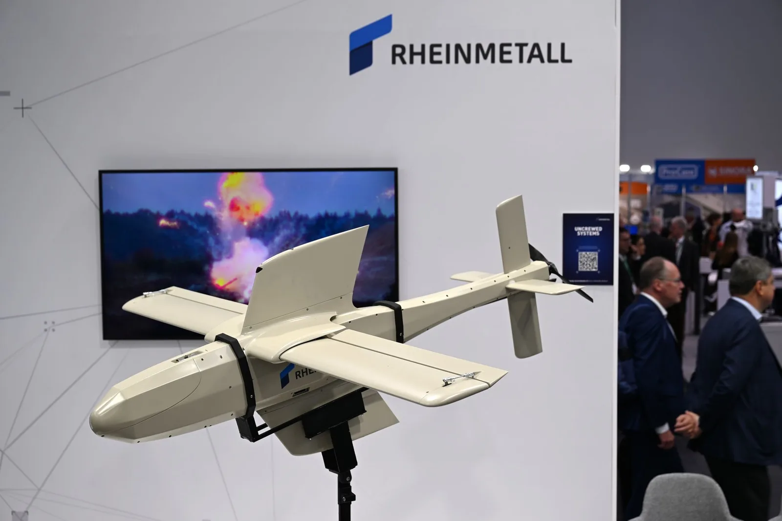 Dronă kamikaze FV-014 expusă la un eveniment de specialitate.