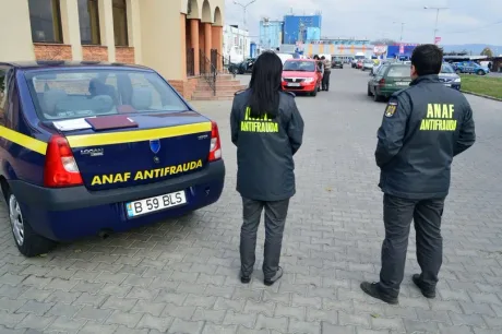 Reprezentanți ANAF în acțiune, monitorizând transporturile de bunuri.