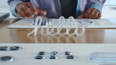 Un design inovator al interfeței Liquid Glass de la Apple.