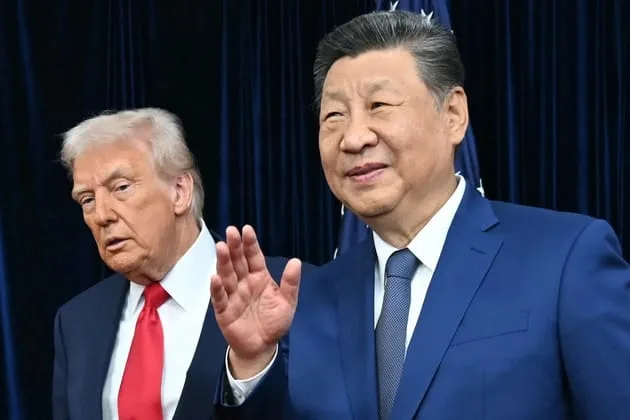 Întâlnire între lideri, cu Trump și Xi discutând despre strategii militare.