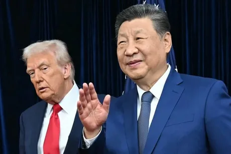 Întâlnire între lideri, cu Trump și Xi discutând despre strategii militare.