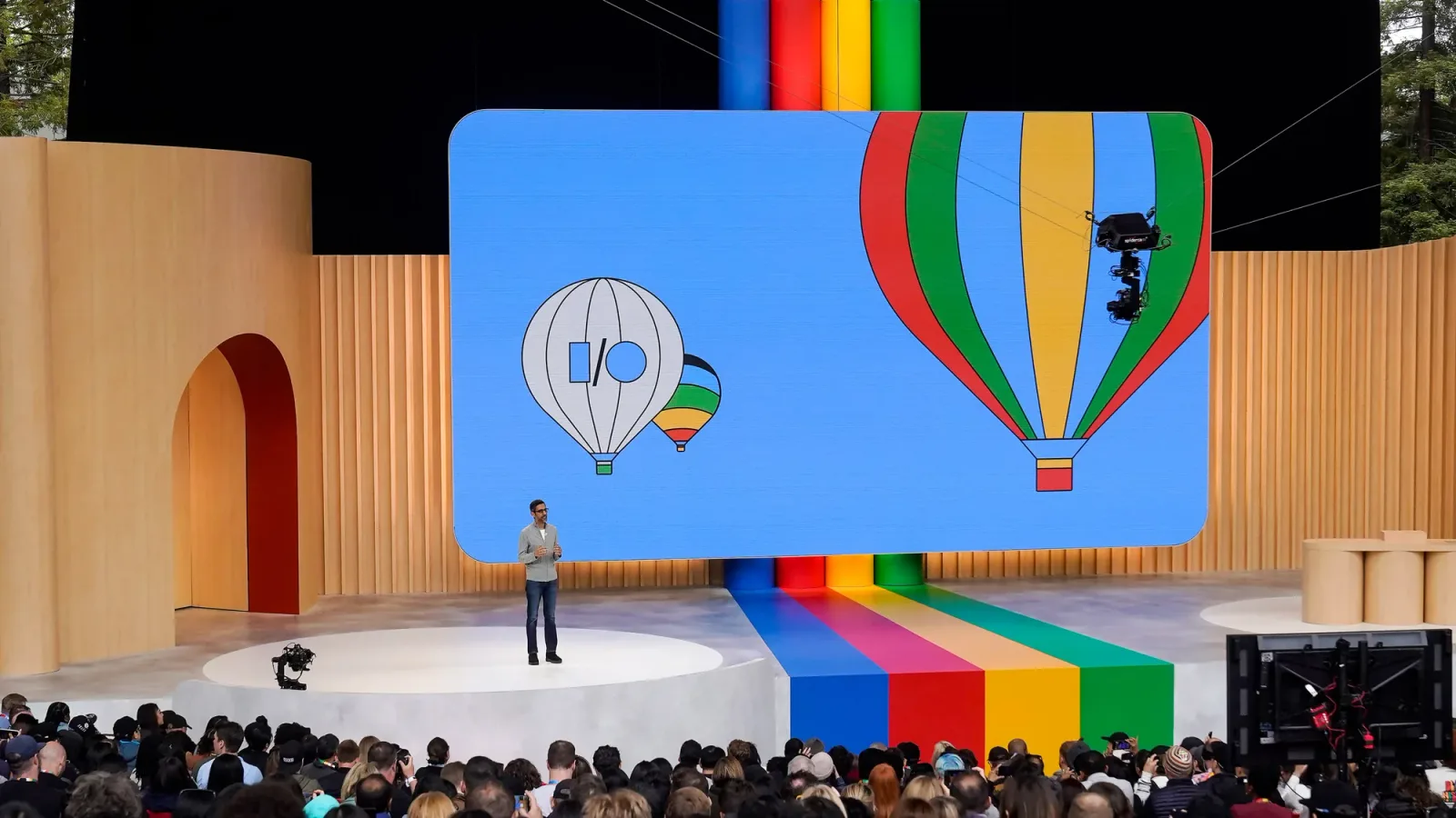 Prezentare pe scenă cu baloane colorate și logo I/O.