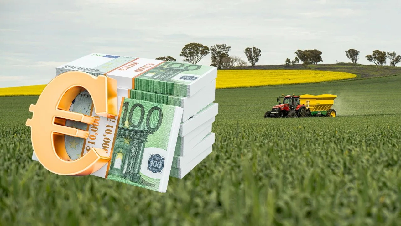 Fermier lucrând pământul, cu bani și utilaje agricole în prim-plan.