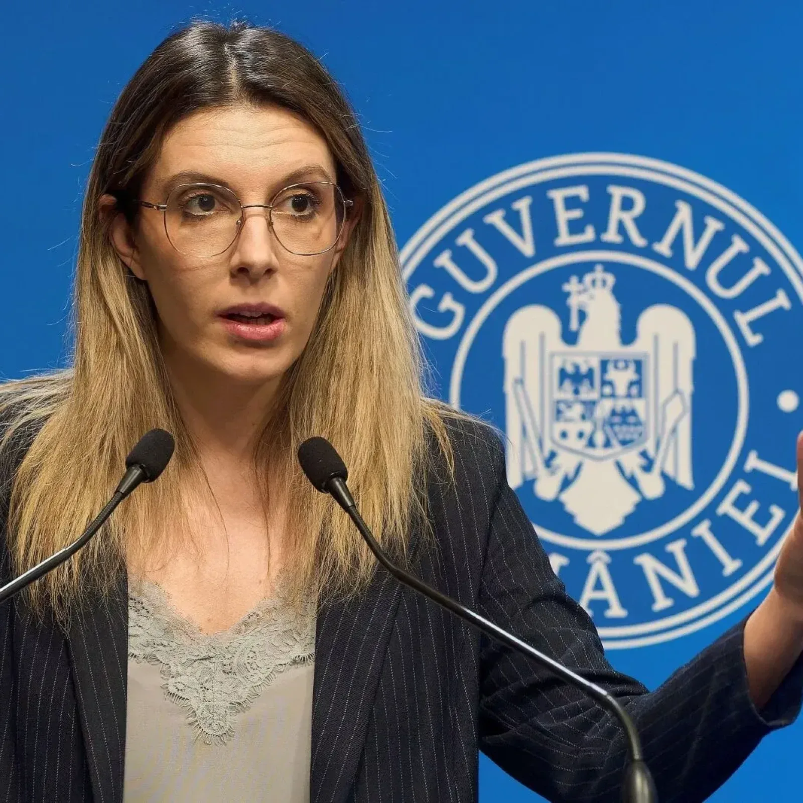 Diana Buzoianu susține o conferință despre gestionarea deșeurilor.