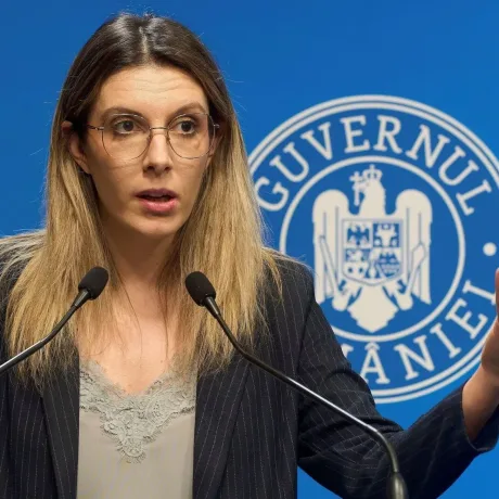 Diana Buzoianu susține o conferință despre gestionarea deșeurilor.