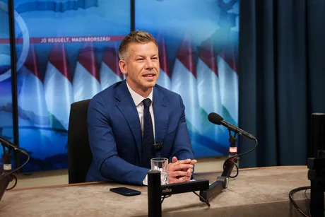 Péter Magyar discută despre viitorul guvern al Ungariei la o conferință de presă.