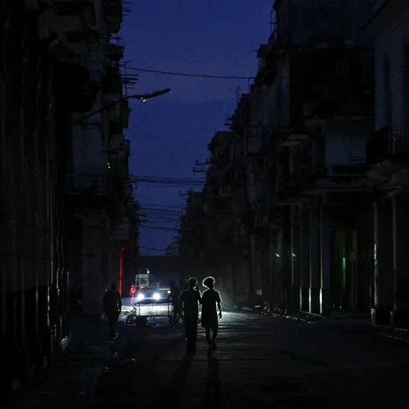 Străzi întunecate din Havana, afectate de penele de curent masive.