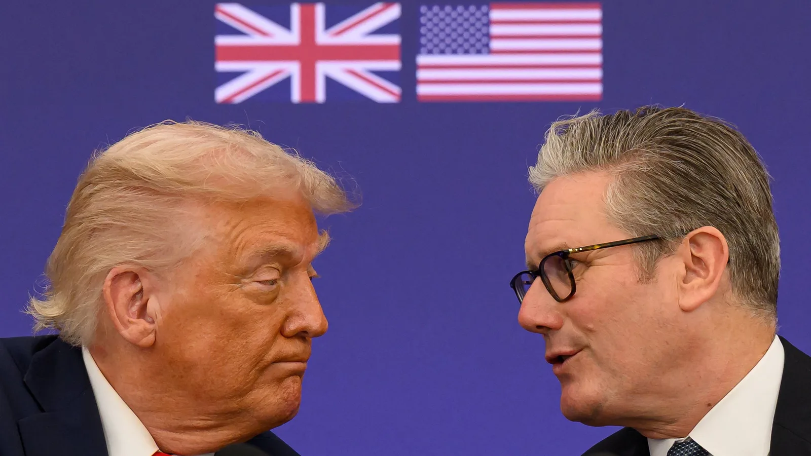 Premierul britanic discută cu un oficial american despre colaborarea militară.