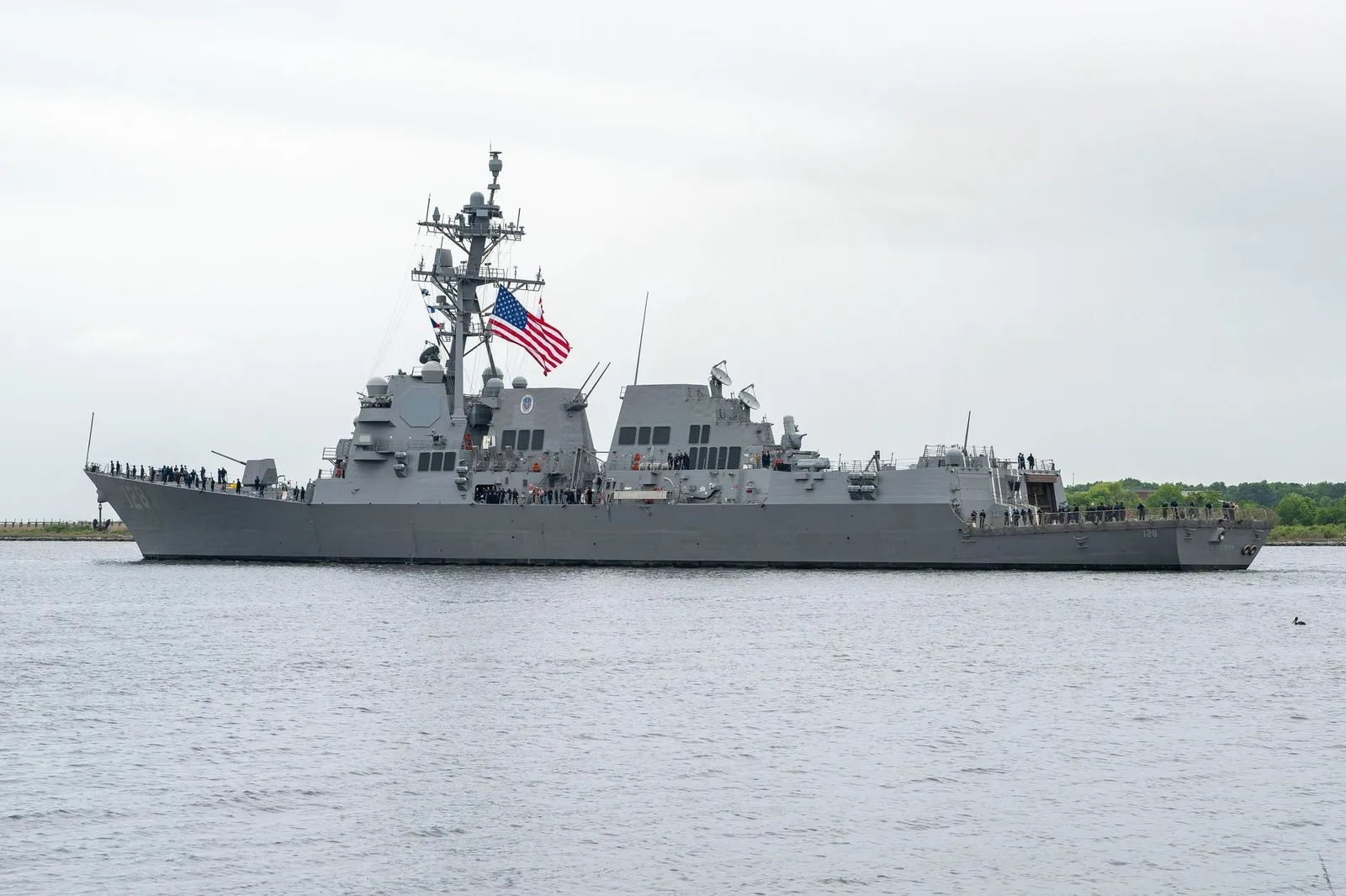 Distrugătorul Ted Stevens navighează spre baza navală Norfolk pentru integrarea sistemului Aegis.