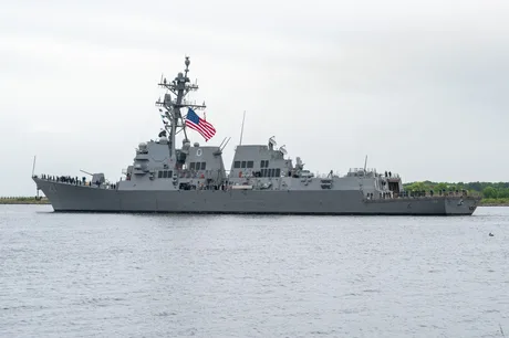 Distrugătorul Ted Stevens navighează spre baza navală Norfolk pentru integrarea sistemului Aegis.