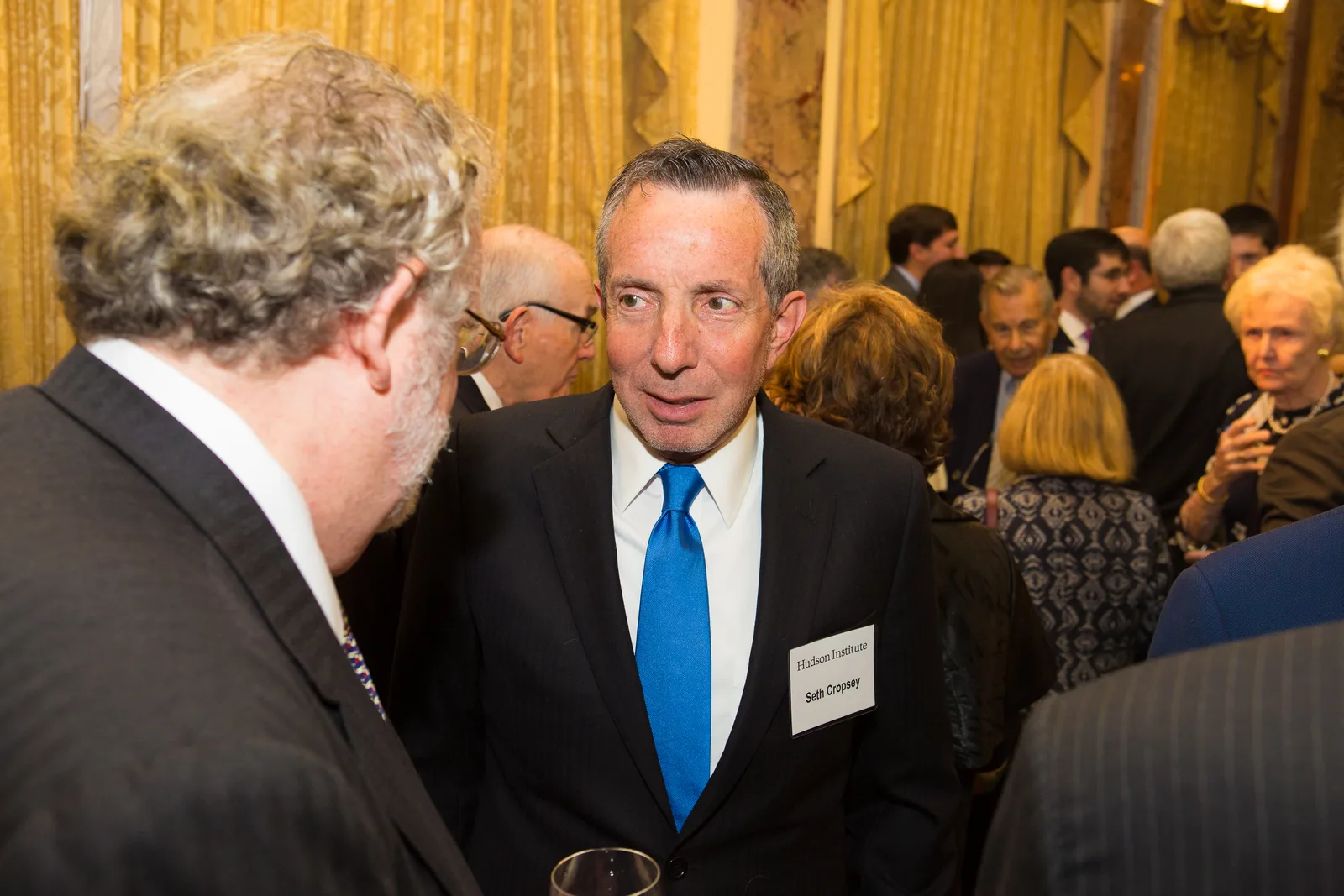 Seth Cropsey discutând despre intervenția militară în Iran la un eveniment oficial.