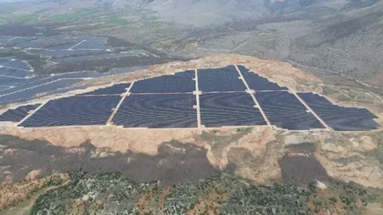 Ansamblu fotovoltaic vast în nordul Greciei, cu panouri solare aranjate pe teren.