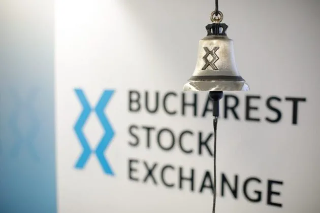 Clopot de la Bursa de Valori București, simbol al tranzacțiilor financiare.