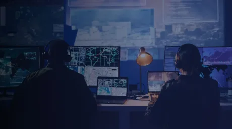 Specialiști analizând date pentru soluții de inteligență artificială în domeniul militar.