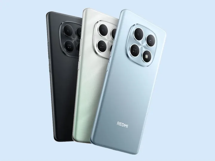 Trei modele de smartphone-uri Redmi Note 17 în culori diferite pe un fundal deschis.