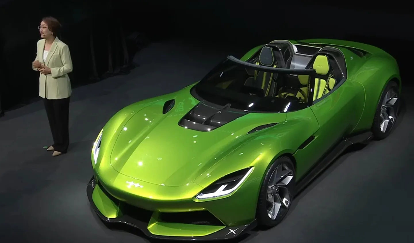 Prezentare a unui automobil electric inovator la un eveniment auto.