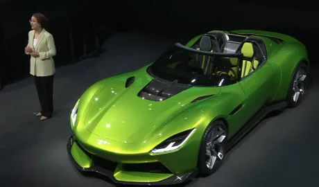 Prezentare a unui automobil electric inovator la un eveniment auto.