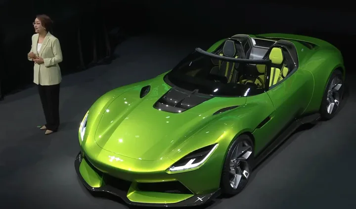 Prezentare a unui automobil electric inovator la un eveniment auto.