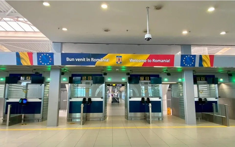 Aeroport din România cu mesaje de bun venit în mai multe limbi.