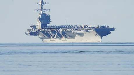 Nava militară americană navigând pe marea calmă, simbol al puterii navale.