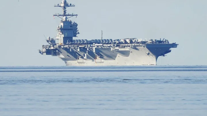 Nava militară americană navigând pe marea calmă, simbol al puterii navale.