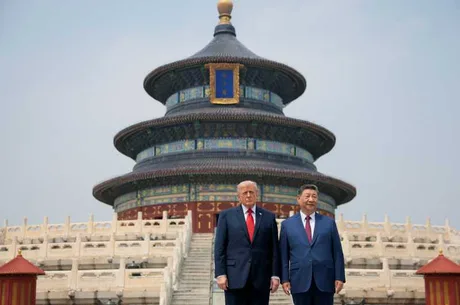 Xi Jinping și Donald Trump la Templul Cerului din Beijing, simbol al relațiilor diplomatice.