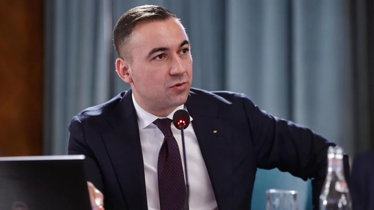 Ministrul Energiei discutând despre prețurile combustibililor în România.